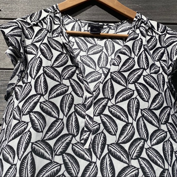 Ann Taylor Leaf Print Flutter Sleeve Shirt M - Picture 2 of 9
